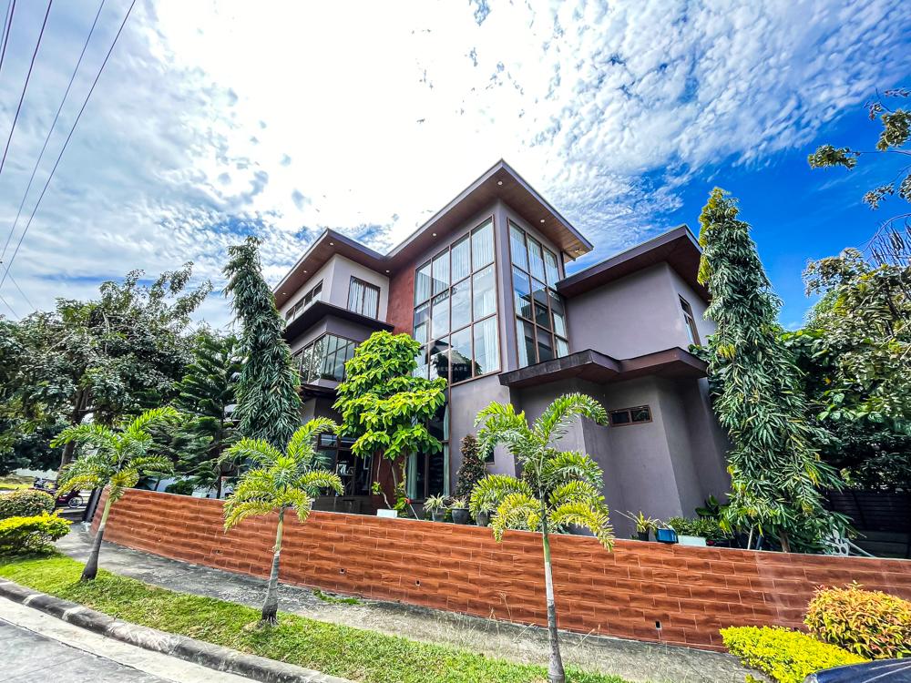 3 Storey Modern Tropical House and Lot for Sale in Lindenwood Susana Heights, Muntinlupa City