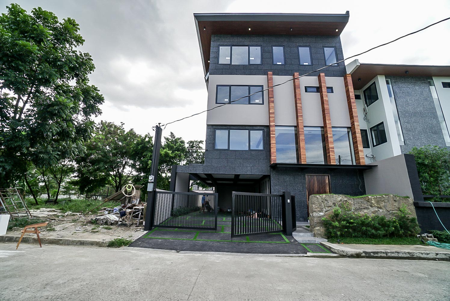 Modern Industrial House with Elevator in Woodridge Heights, Marikina City