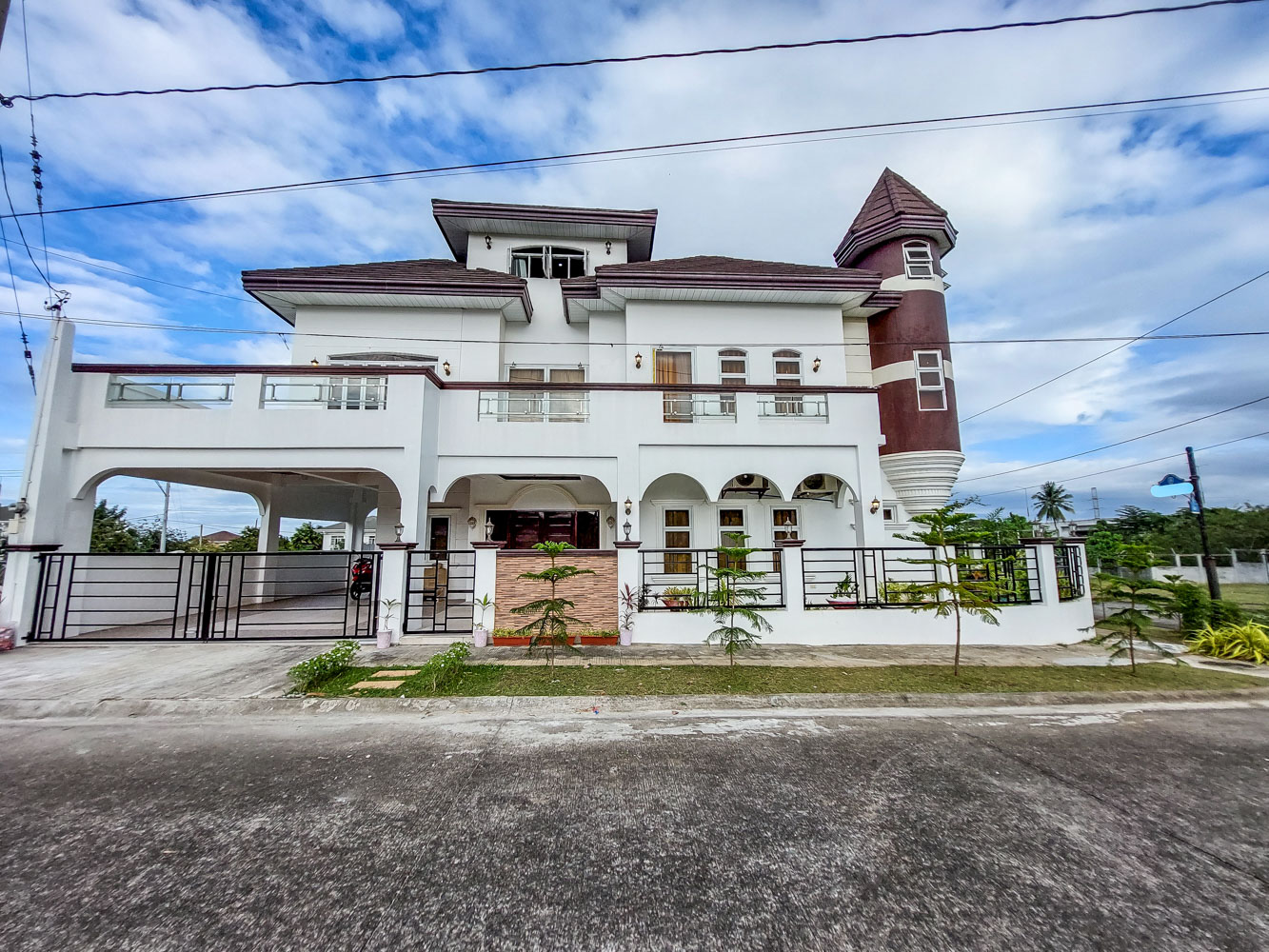 2 Storey Corner House and Lot High Ceiling for Sale in South Forbes, Silang Cavite