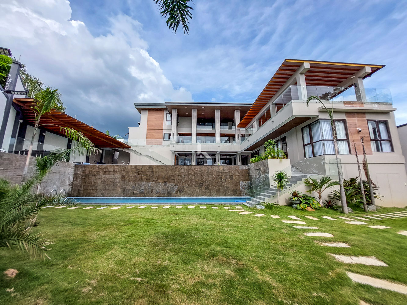 Massive Ultra-Modern Home with Gorgeous Panoramic City views for Sale in Valley Golf, Antipolo City