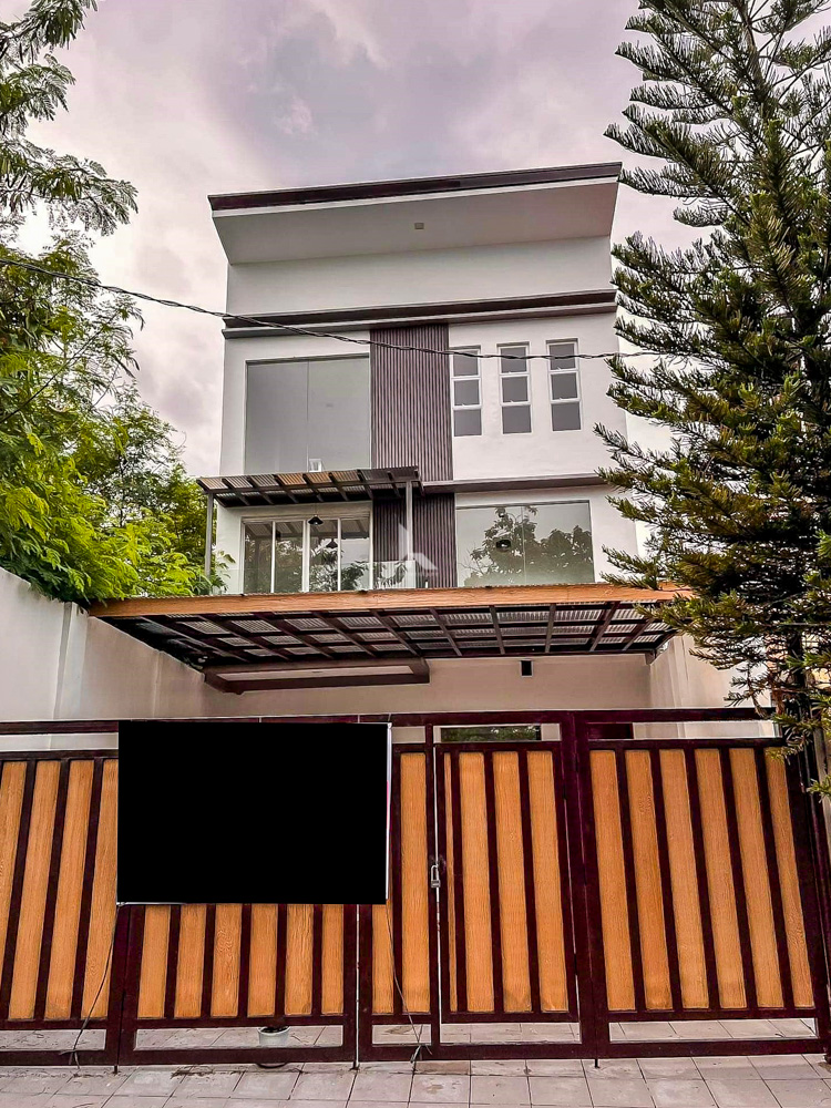 Semi Furnished 3 Storey House and Lot for Sale in BF resort House and Lot in BF Resort, Las Pinas City