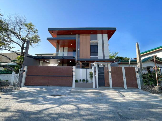 Superb Spacious Modern Home with a Refreshing Pool For Sale in BF Homes, Parañaque City