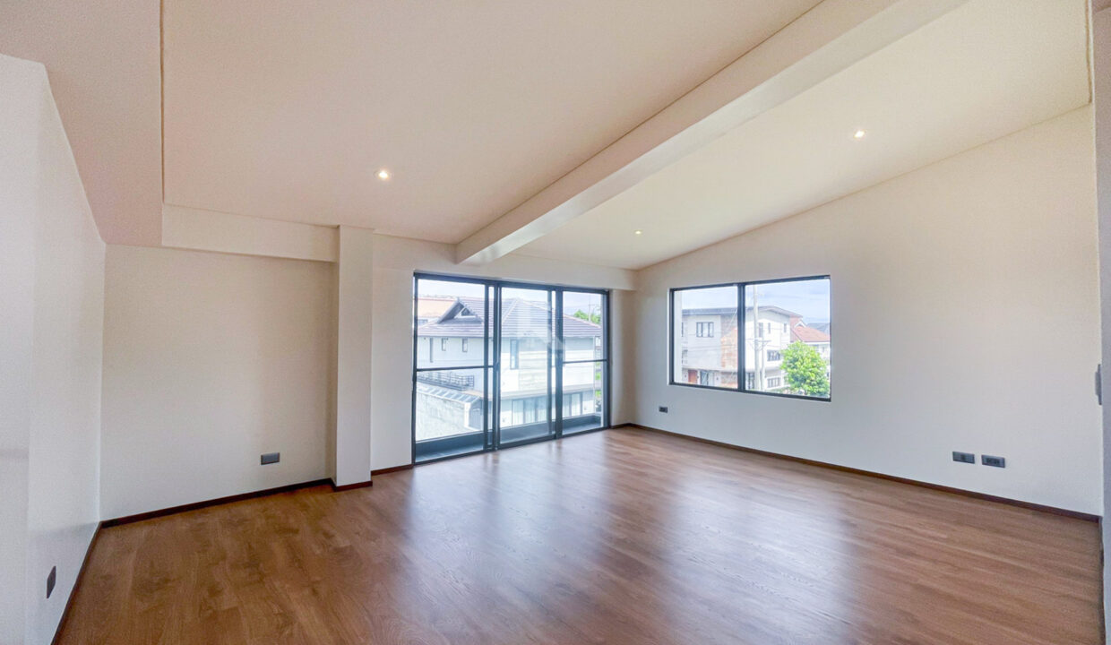 AAC18C00-1321-47D9-8E1F-FD27B173FAA1