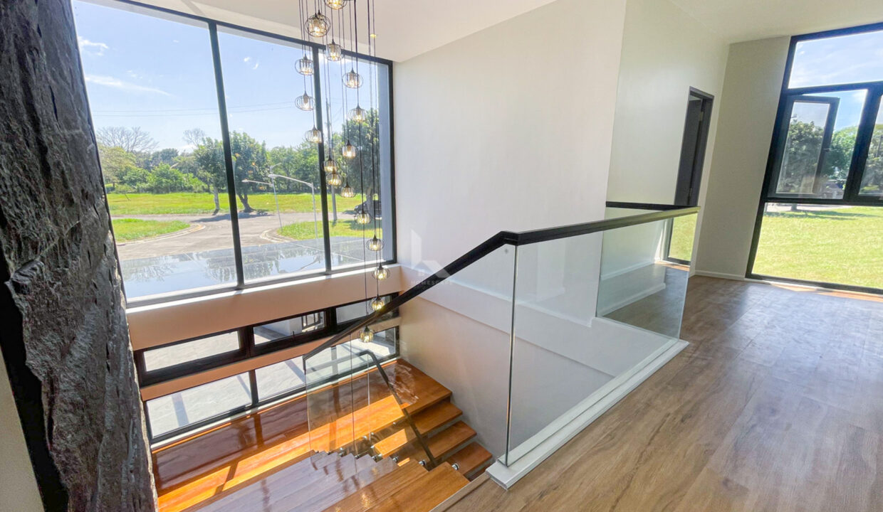 E7104F8E-75FA-406A-BFAA-8EE8725C6E6E